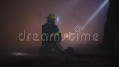 消防队员在一条充满烟雾的黑暗隧道中进行救援行动